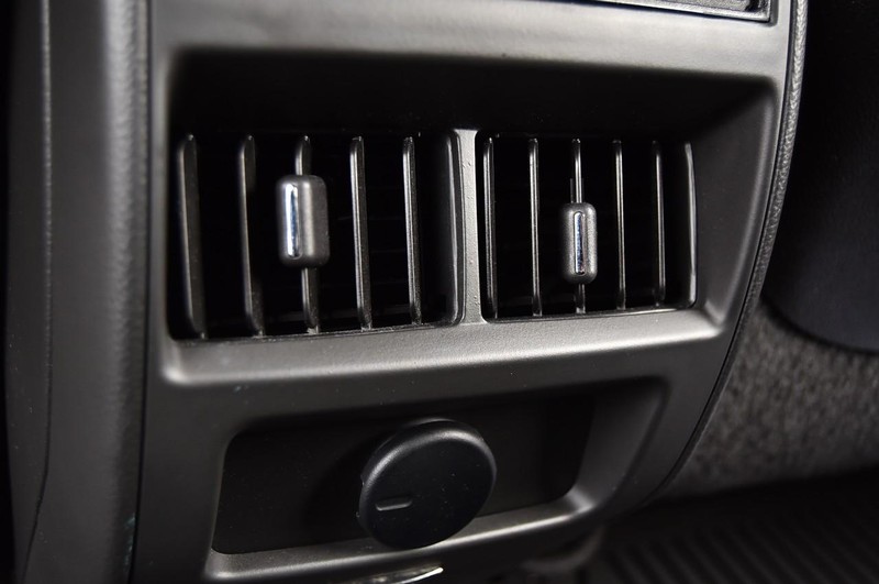 Cadillac SRX Vehicle Full-screen Gallery Image 24