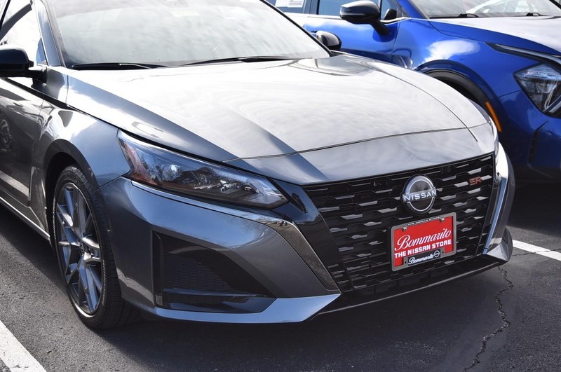 Nissan Altima Vehicle Image 02