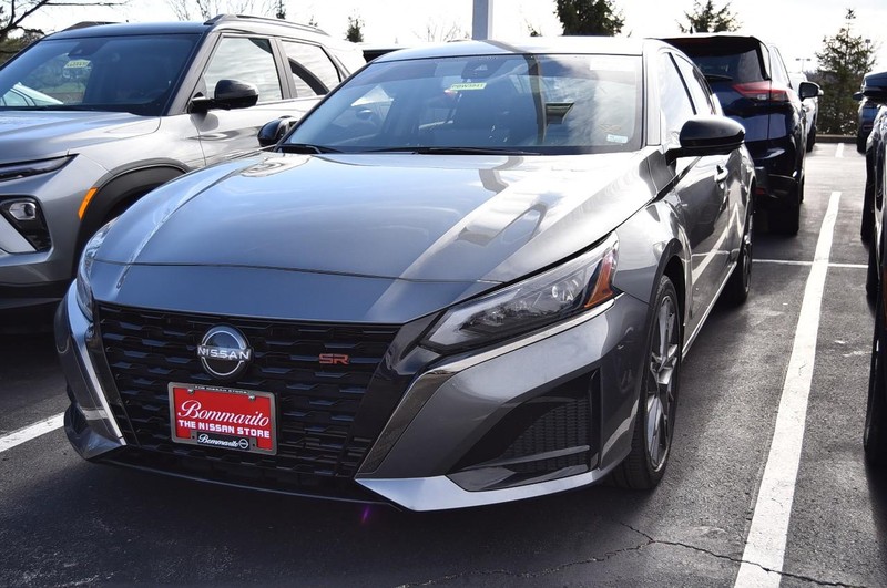 Nissan Altima Vehicle Image 04