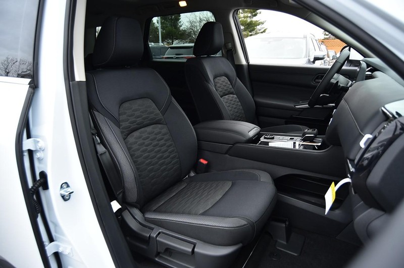 Nissan Pathfinder Vehicle Image 21