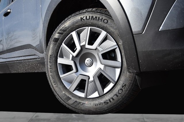 Nissan Kicks Vehicle Image 03