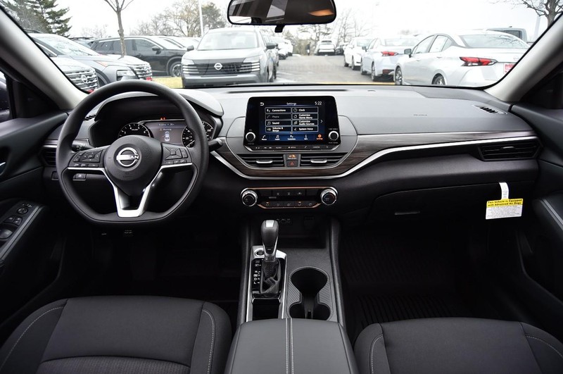 Nissan Altima Vehicle Image 08