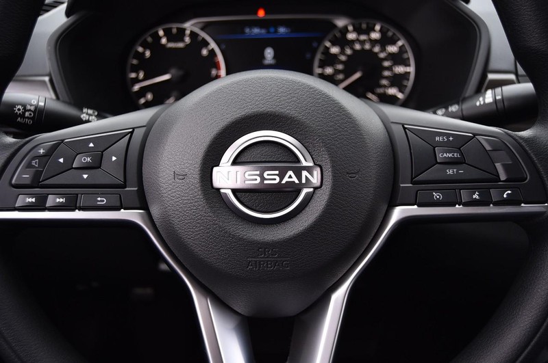 Nissan Altima Vehicle Image 18