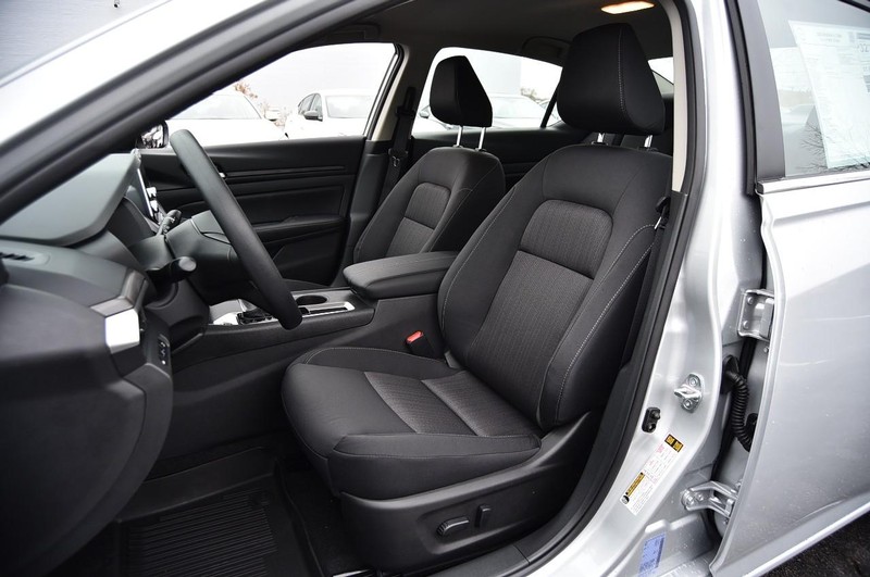 Nissan Altima Vehicle Image 19