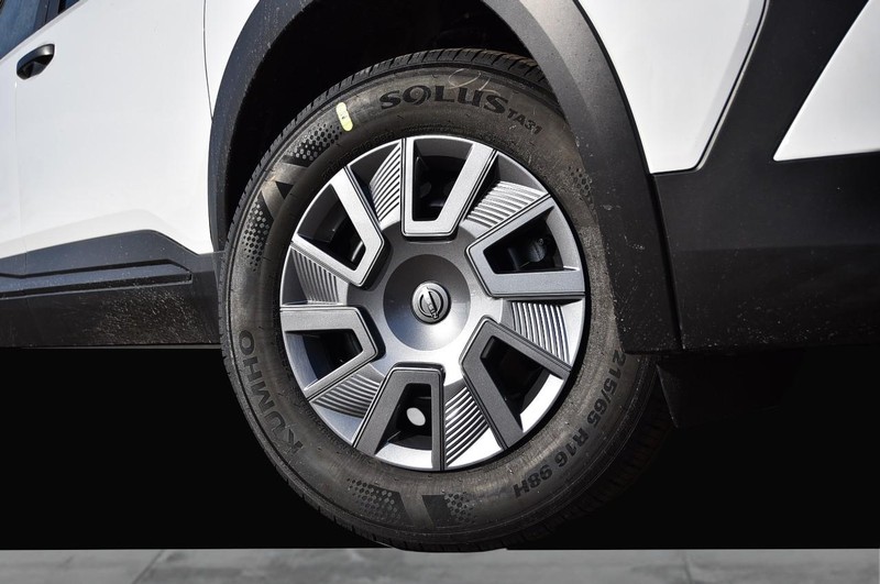 Nissan Kicks Vehicle Image 03