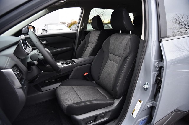 Nissan Rogue Vehicle Image 19