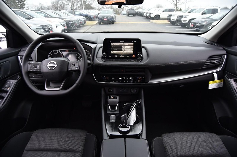 Nissan Rogue Vehicle Image 08