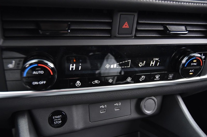 Nissan Rogue Vehicle Image 15