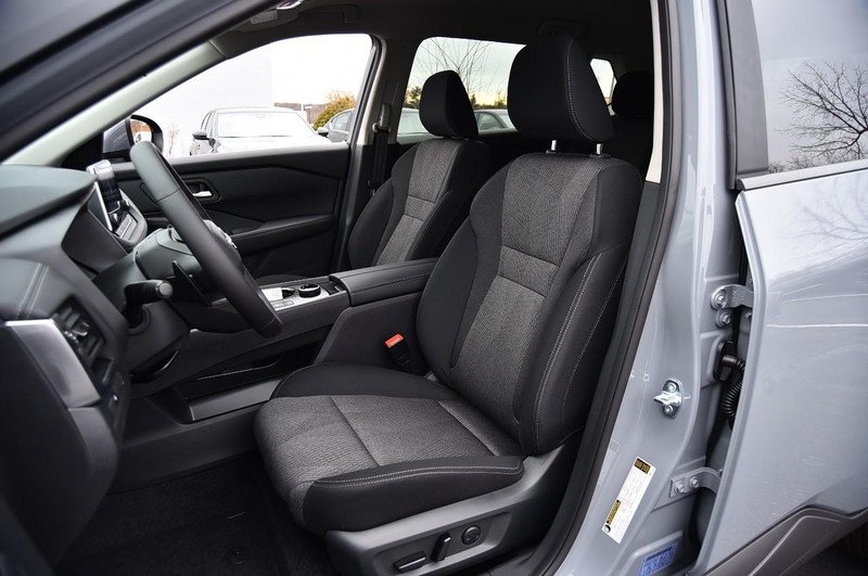 Nissan Rogue Vehicle Image 19