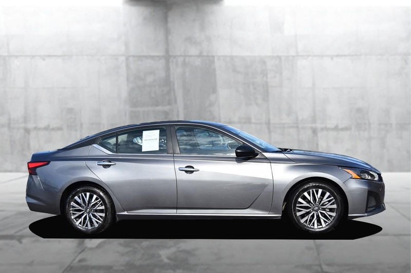 Nissan Altima Vehicle Image 05