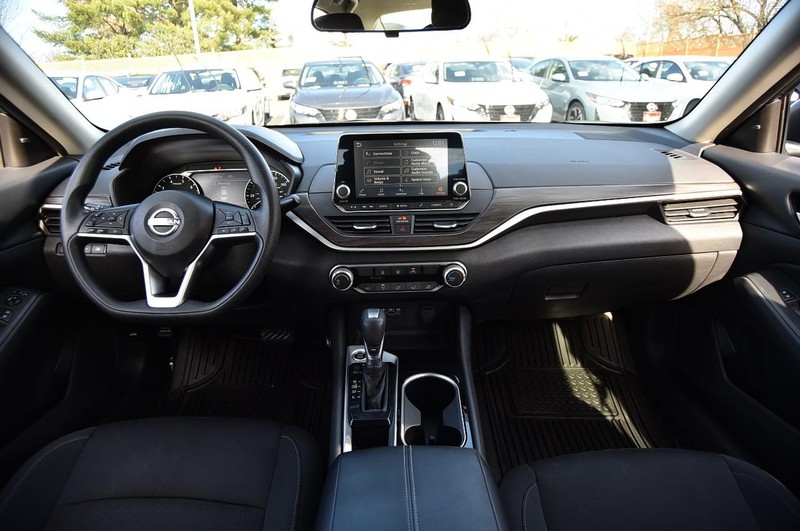 Nissan Altima Vehicle Image 08