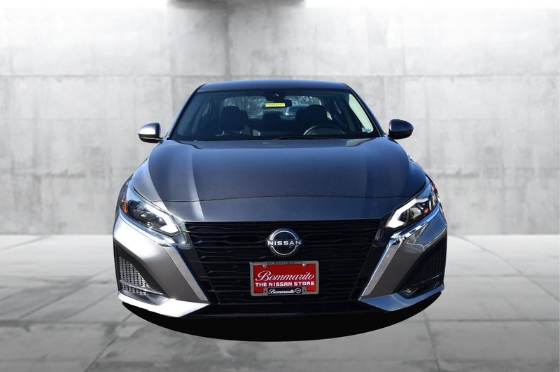 Nissan Altima Vehicle Image 04