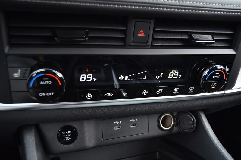 Nissan Rogue Vehicle Image 15