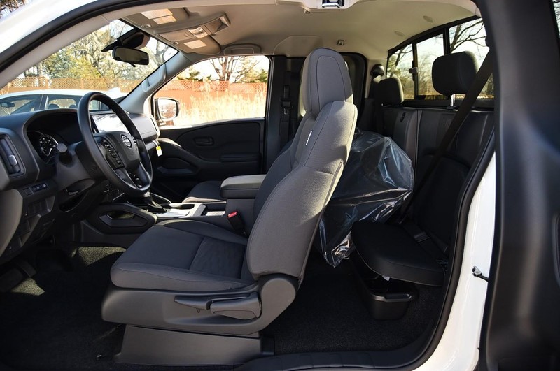 Nissan Frontier Vehicle Image 11