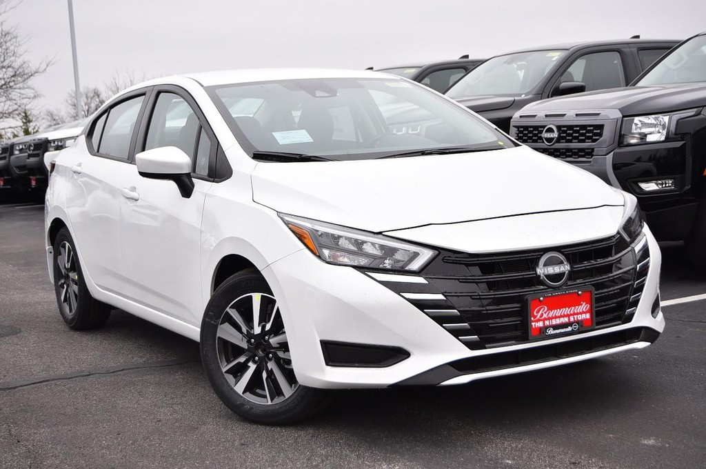 Nissan Versa Vehicle Full-screen Gallery Image 2