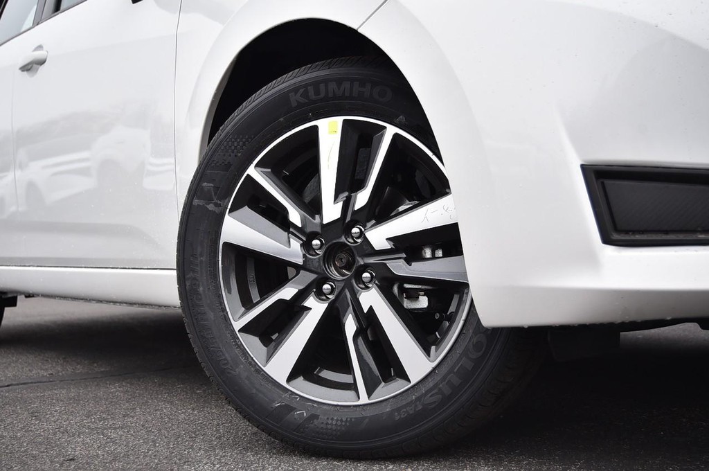 Nissan Versa Vehicle Full-screen Gallery Image 3