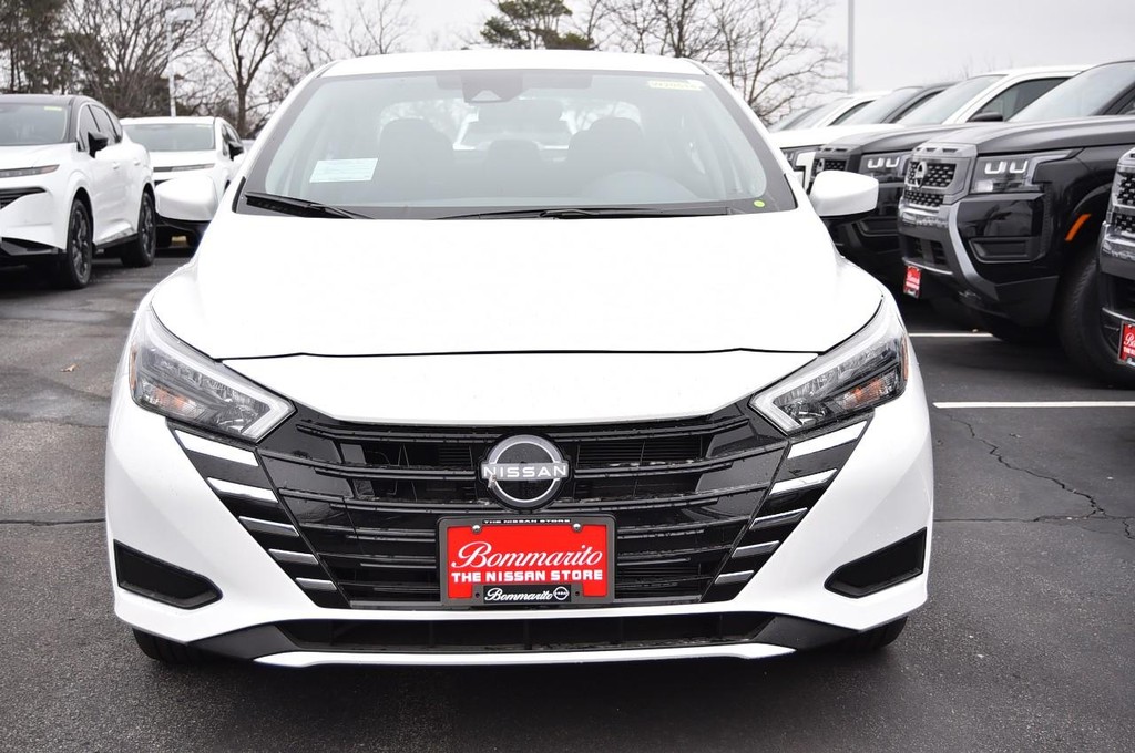 Nissan Versa Vehicle Full-screen Gallery Image 4