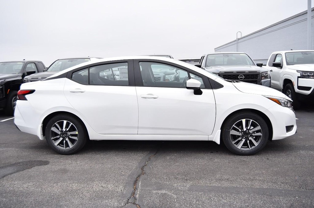 Nissan Versa Vehicle Full-screen Gallery Image 5