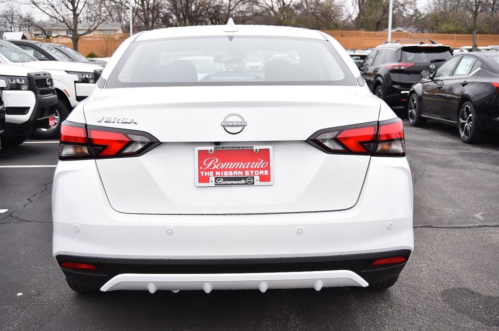 Nissan Versa Vehicle Full-screen Gallery Image 6