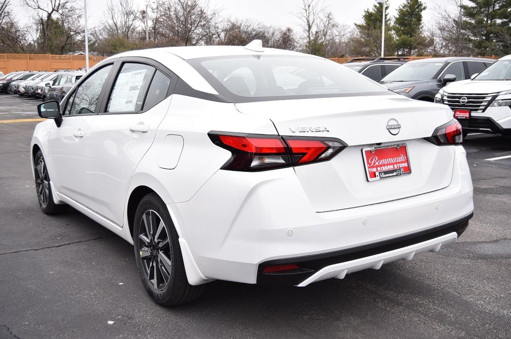 Nissan Versa Vehicle Full-screen Gallery Image 7