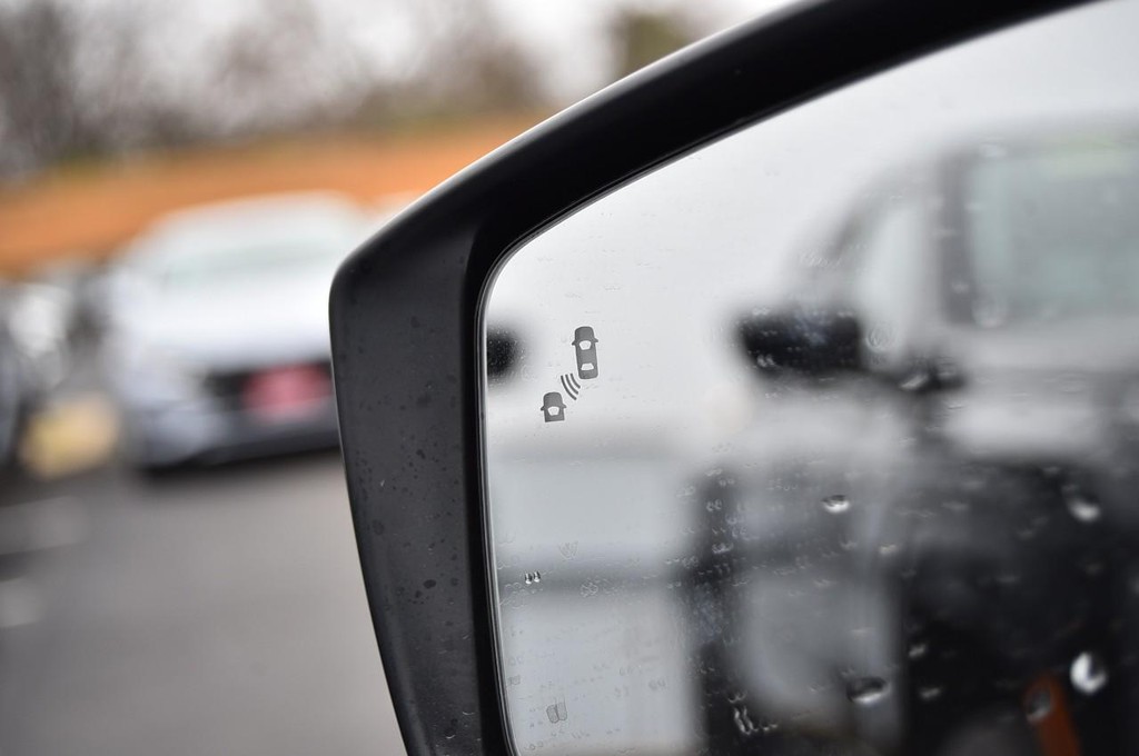 Nissan Versa Vehicle Full-screen Gallery Image 10