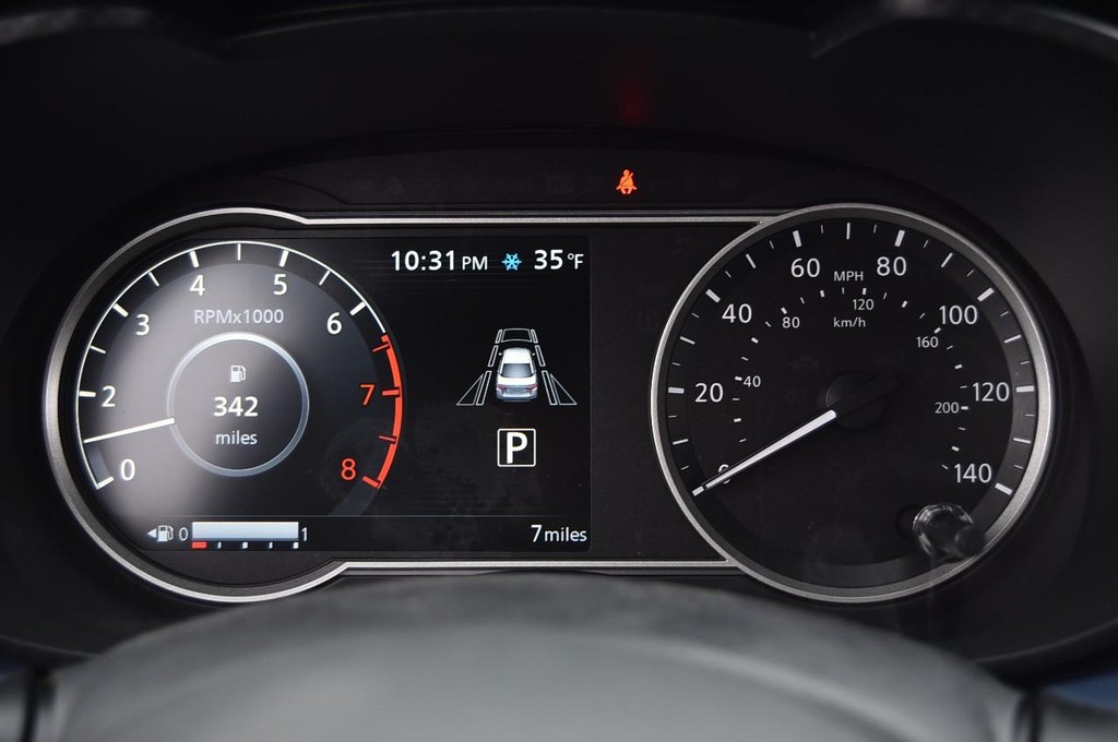 Nissan Versa Vehicle Full-screen Gallery Image 11