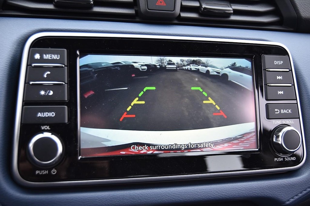 Nissan Versa Vehicle Full-screen Gallery Image 12