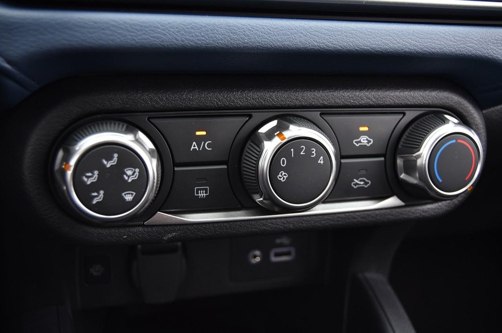 Nissan Versa Vehicle Full-screen Gallery Image 14