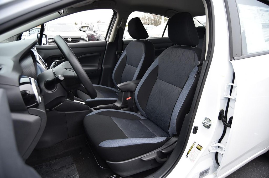 Nissan Versa Vehicle Full-screen Gallery Image 18