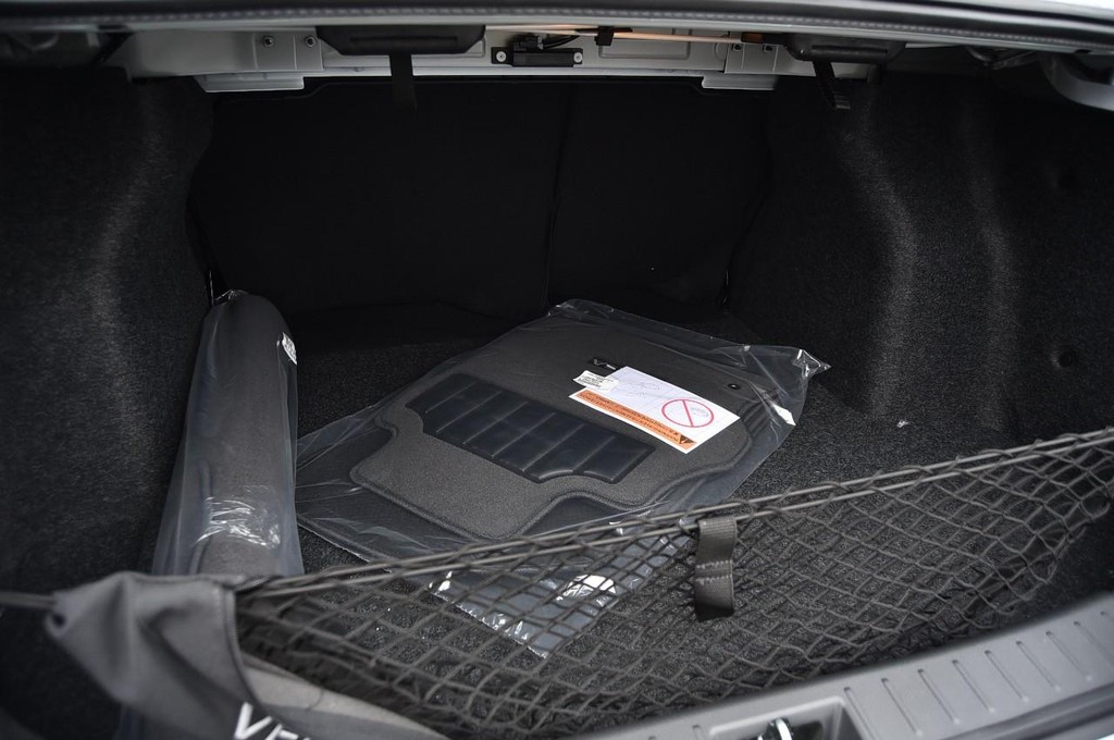 Nissan Versa Vehicle Full-screen Gallery Image 22