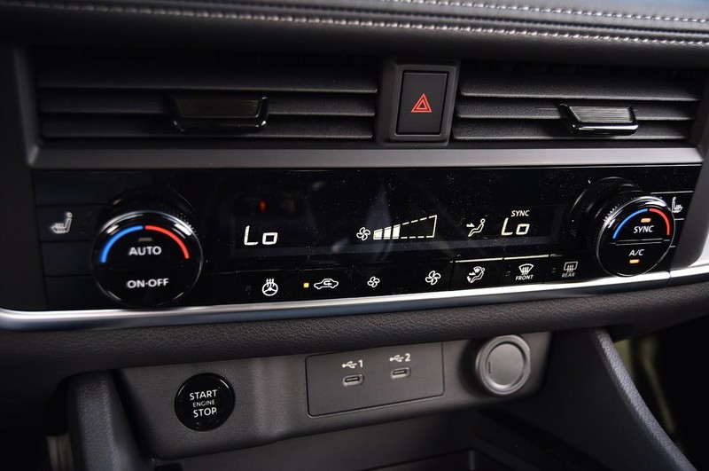 Nissan Rogue Vehicle Image 15