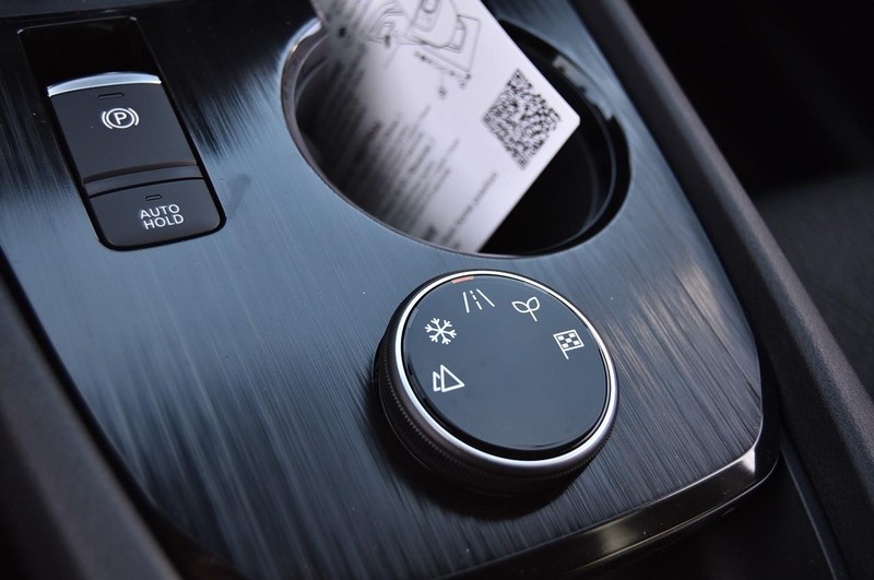 Nissan Rogue Vehicle Image 17