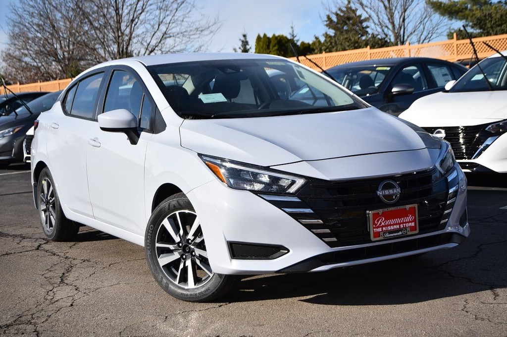 Nissan Versa Vehicle Full-screen Gallery Image 2