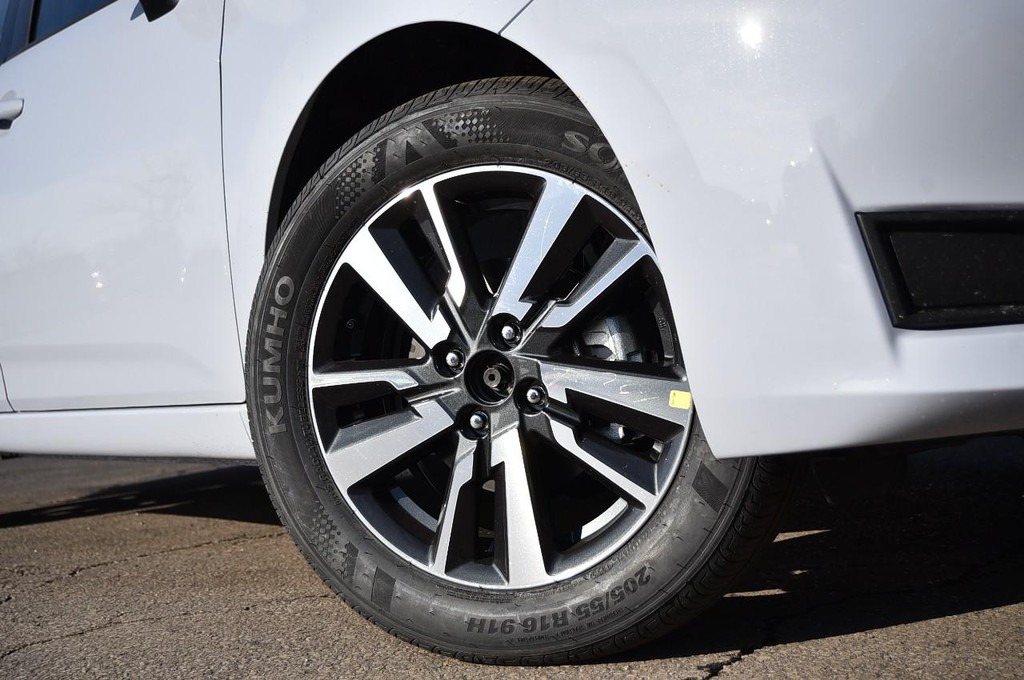 Nissan Versa Vehicle Full-screen Gallery Image 3