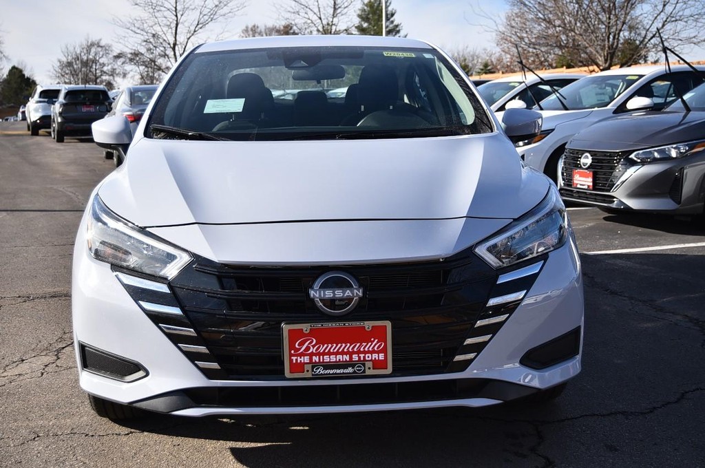 Nissan Versa Vehicle Full-screen Gallery Image 4