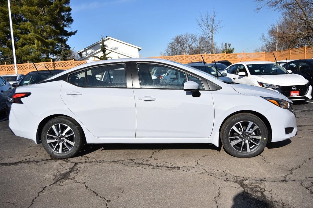 Nissan Versa Vehicle Full-screen Gallery Image 5