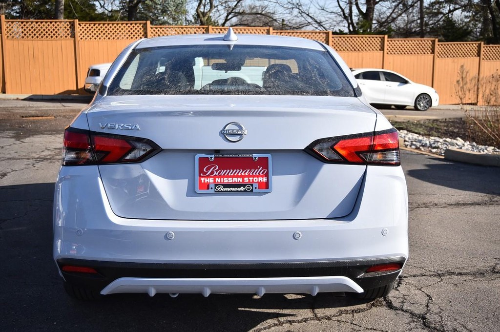 Nissan Versa Vehicle Full-screen Gallery Image 6