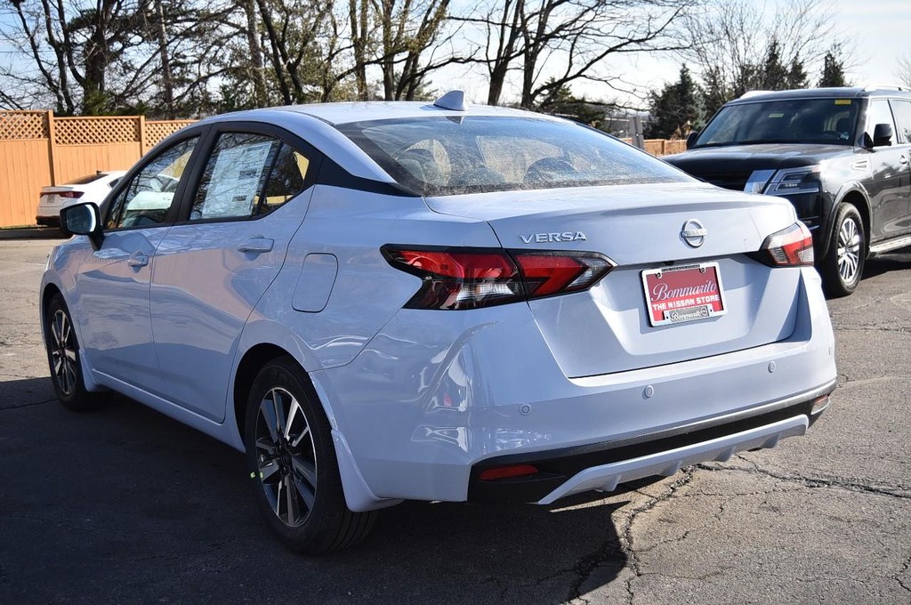 Nissan Versa Vehicle Full-screen Gallery Image 7
