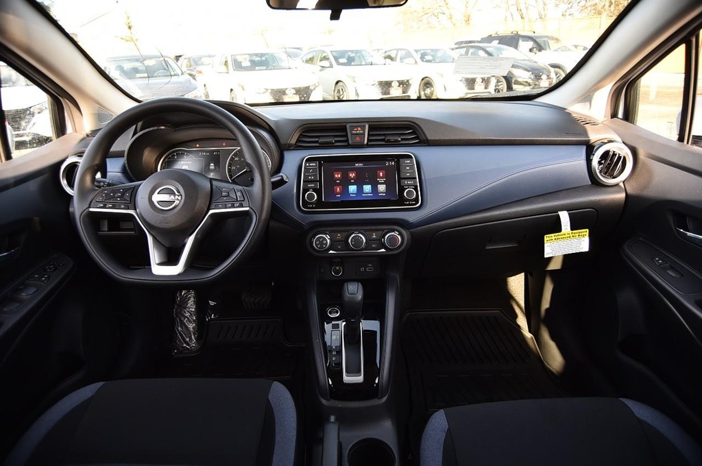 Nissan Versa Vehicle Full-screen Gallery Image 8