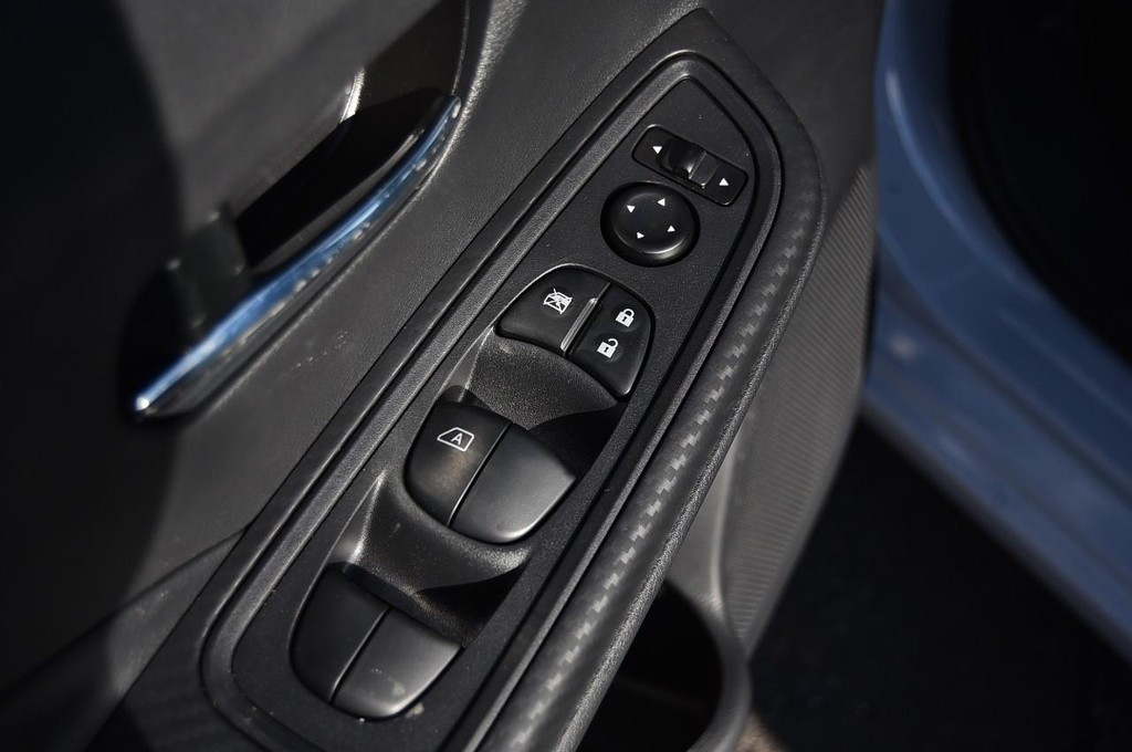 Nissan Versa Vehicle Full-screen Gallery Image 9