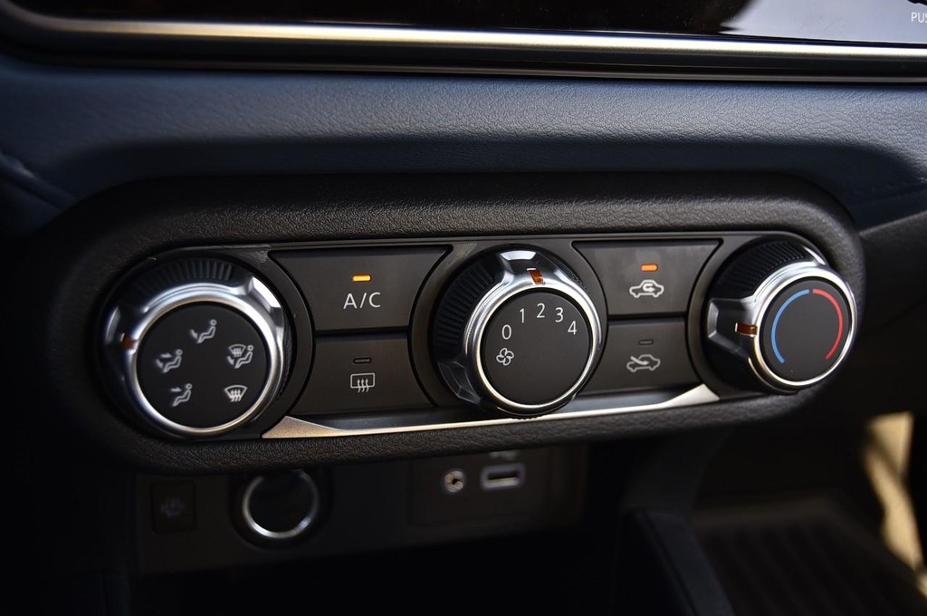 Nissan Versa Vehicle Full-screen Gallery Image 14