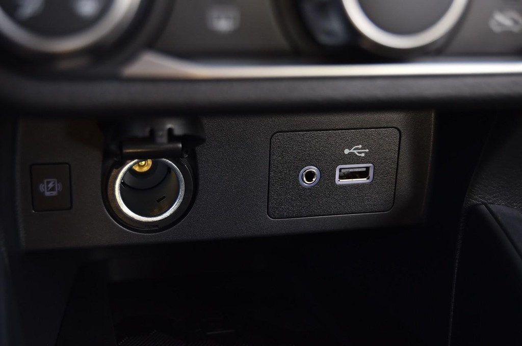 Nissan Versa Vehicle Full-screen Gallery Image 15