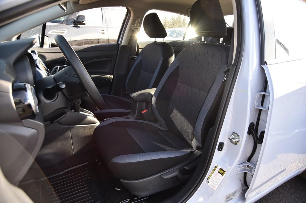 Nissan Versa Vehicle Full-screen Gallery Image 18