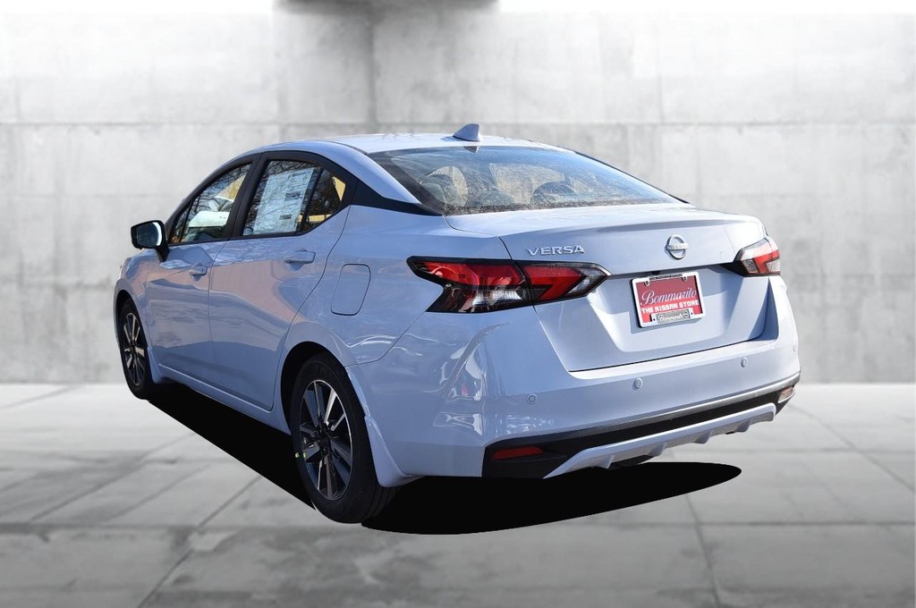 Nissan Versa Vehicle Full-screen Gallery Image 24