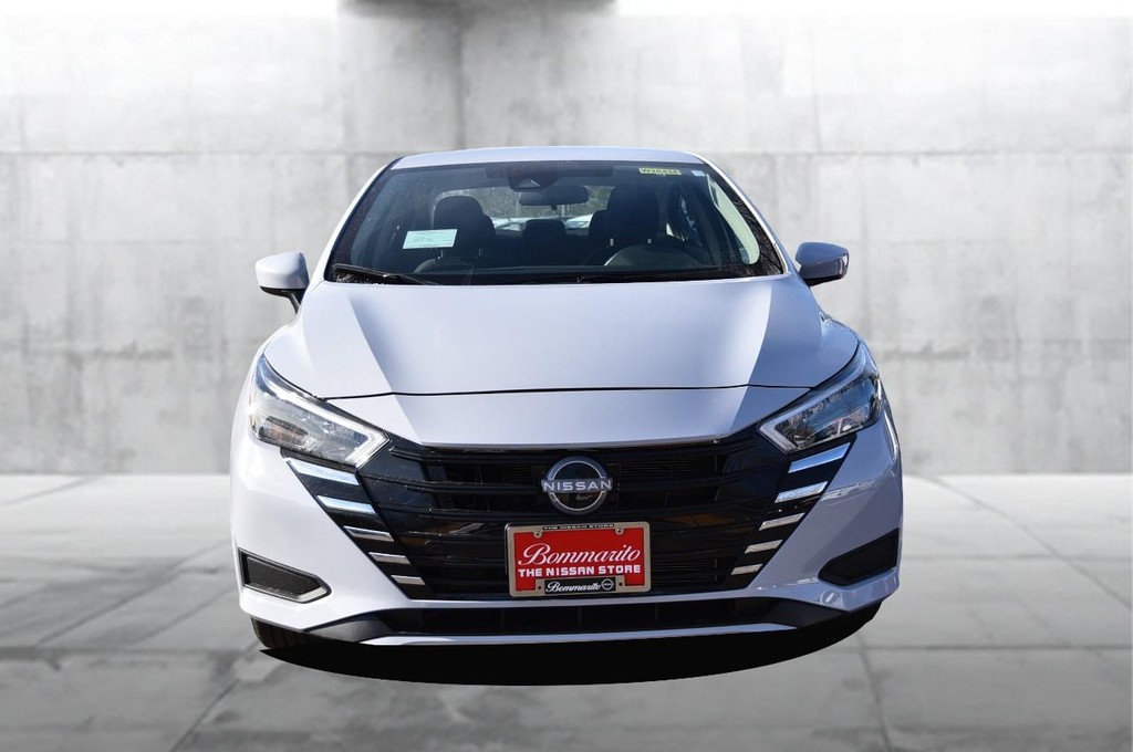 Nissan Versa Vehicle Full-screen Gallery Image 26