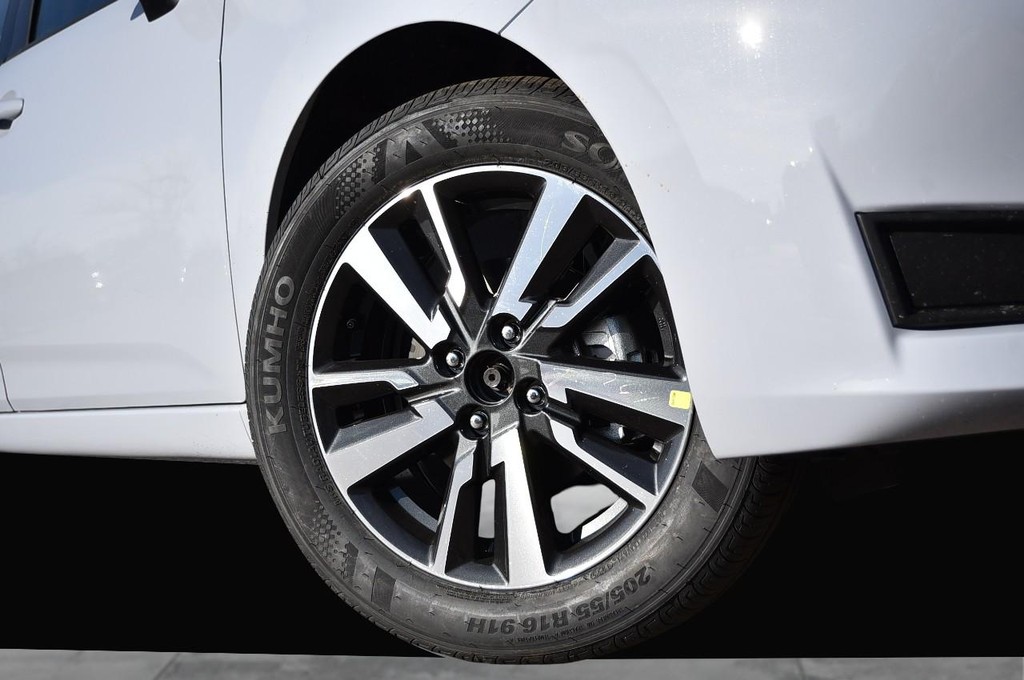 Nissan Versa Vehicle Full-screen Gallery Image 27