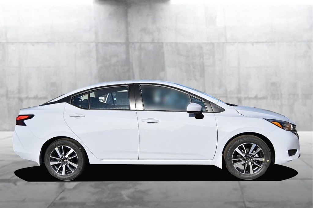 Nissan Versa Vehicle Full-screen Gallery Image 28