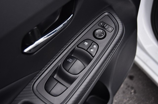 Nissan Versa Vehicle Image 09