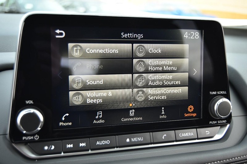 Nissan Rogue Vehicle Image 14