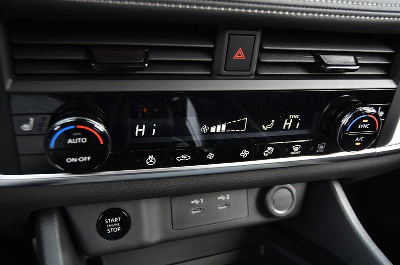 Nissan Rogue Vehicle Image 15